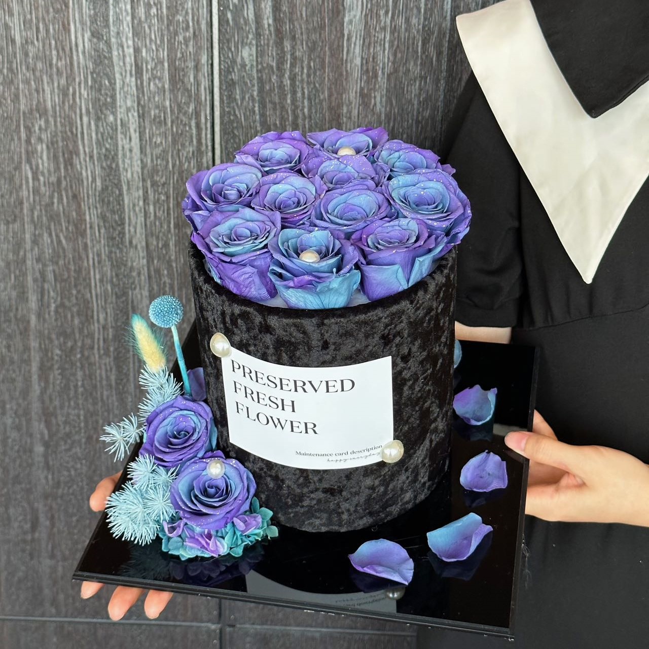 Small fragrant wind hug barrel 272725cm-galaxy rose series