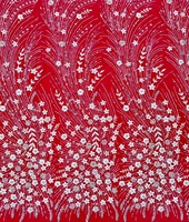 Tissu en dentelle de tulle brodé de feuilles florales dispersées, orné de perles et de paillettes, avec des perles lourdes, idéal pour les robes de mariée et de soirée