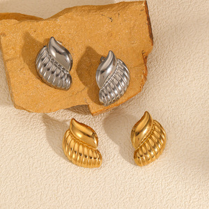 ต่างหูแบบติดหู รูปทรงหยดน้ำหยักศก ทอง 18k สแตนเลสสตีล เครื่องประดับแฟชั่นสำหรับผู้หญิง - Product Image 1