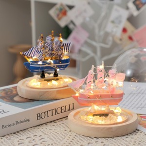 Lampada Notturna LED a Forma di Barca a Vela, Luce Blu/Rosa a Batteria, per Inaugurazioni Aziendali e Regali di Benvenuto - Product Image 2