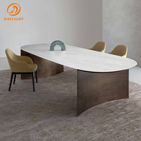 Table à manger longue moderne en marbre avec pieds en acier inoxydable personnalisables pour villa et hôtel