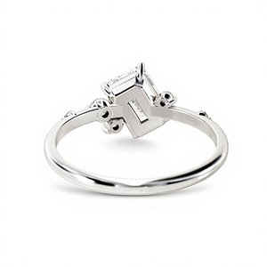 Anillo de Compromiso de Lujo con Diamante Cultivado en Laboratorio, Corte Esmeralda, 0.70 CTW, Oro de 14K, con Detalles Laterales Redondos para Mujer, Joyería Fina Personalizada - Product Image 2