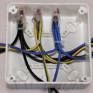 Bloc de bornes à vis à passage unique, 2 bandes de 5 pièces, section 10 mm, pour utilisation automobile, fabriqué en PA et PP - Product Image 3