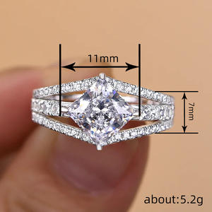 Bague de fiançailles en or blanc avec diamant taille princesse, pierres latérales en diamant naturel couleur D pour femme - Product Image 4