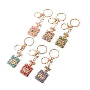 Nouveau porte-clés en alliage incrusté de diamants pour femme, pendentif de sac de voiture tendance, porte-clés en cristal de strass - Product Image 4