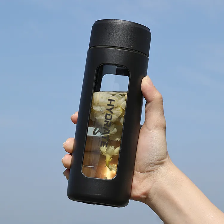 थोक सस्ते Bpa मुक्त पीने की बोतल अनुकूलित लोगो के साथ सिलिकॉन आस्तीन गिलास पानी की बोतल