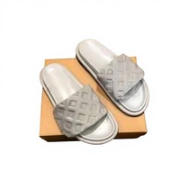 Mules de piscine design 2026 pour femmes et hommes, sandales plates en cuir, imprimées et embossées, noires, style vintage, tendance mode, semelle en caoutchouc