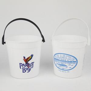 カスタマイズされた32オンスのプラスチック製カクテルバケツ、透明で持ち運び可能なラム酒、ウォッカ、パンチ用ドリンクバケツ（ハンドル付き） - Product Image 2