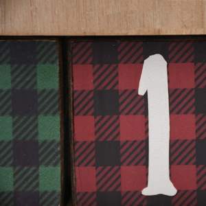 Calendrier de l'Avent en bois en forme de maison Parisloft, décoratif, design rustique pour la table de Noël - Product Image 4