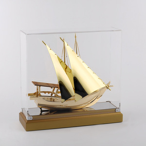 Modèle de voilier en alliage Smooth Sailing |   Cadeau commémoratif personnalisé écologique en or pour les entreprises et la décoration intérieure - Product Image 1