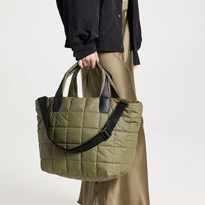 Bolso Tote Personalizado de Nailon Resistente al Agua para Mujer, Bolso de Mano para Viajes al Aire Libre, Diseño Acolchado, Bolso de Playa, Bolso Tote Mediano con Cierre y Correa para el Hombro - Product Image 5