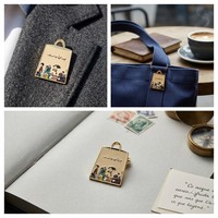 Tas Belanja Bentuk Antik Modern Kustom Berbahan Enamel untuk Latar Belakang Krim Emas Poles Elektroplating dengan Teks Arab dan Gambar Kartun