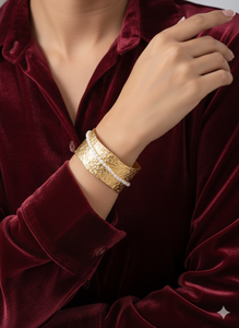 Brazalete Abierto Grueso de Latón con Baño de Oro PVD de Nuevo Diseño DOZM para Mujer, Estilo Martillado Irregular, a la Moda - Product Image 3