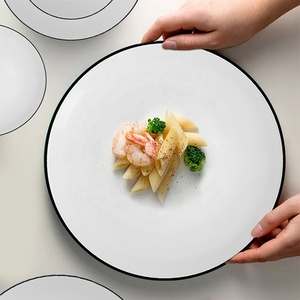 Ensembles d'assiettes en céramique de luxe modernes en porcelaine bon marché, vente en gros, <span class=keywords><strong>vaisselle</strong></span> en porcelaine avec motif végétal à bordure noire pour restaurants - Product Image 3