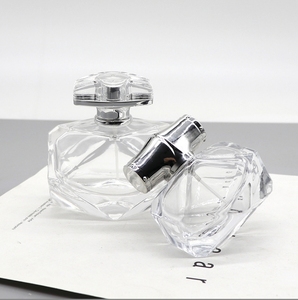 30ml 80ml a forma <span class=keywords><strong>di</strong></span> diamante bottiglia <span class=keywords><strong>di</strong></span> <span class=keywords><strong>profumo</strong></span> <span class=keywords><strong>di</strong></span> vetro quadrato <span class=keywords><strong>di</strong></span> alta qualità flacone Spray vuoto per cosmetici - Product Image 1