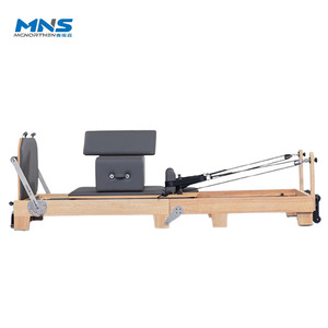 Machine de Pilates Reformer pliable en bois de chêne, équipement réglable pour studio / salle de sport / hôtel - Product Image 1