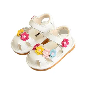 Kulit asli desain bunga Squeaky sandal bayi perempuan musim panas sepatu suara