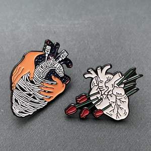 ハートを解剖するためのエナメルブローチ付きカスタムメイドの金属手工芸品 - Product Image 5