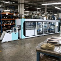 Machine de thermoformage intégrée à trois stations à pression positive et négative