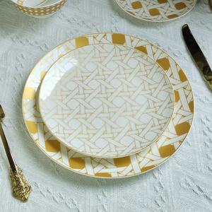 Service de vaisselle de luxe 5 pièces en céramique dorée avec logo, assiettes à rebord doré, cadeaux d'affaires - Product Image 2