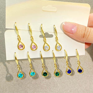 Boucles d'oreilles pendantes hypoallergéniques en forme de poisson avec un seul zircon cubique rond, plaquées or 18 carats pour femmes, vente en gros - Product Image 4