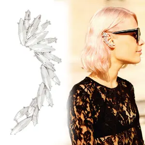 Anting-anting indah modis dan minimalis dengan berlian penuh kristal sayap malaikat dan anting batu permata bulu