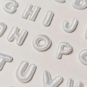 Patch brodé thermocollant mignon et mini de 1 cm avec lettres et chiffres blancs - Product Image 4
