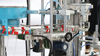 Machine de bouchage automatique pour flacons pulvérisateurs de détergent nettoyant pour vitres avec élévateur de bouchons