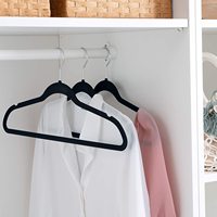 OWENTEK Cintres personnalisés de luxe en plastique floqué antidérapant, 50 ensembles, velours noir floqué, pour manteaux et costumes homme/femme, à un seul niveau