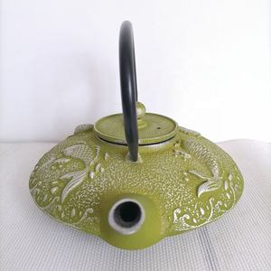 Tetera Japonesa Tetsubin de Hierro Fundido con Diseño de Pez Kio Verde Claro de 800 ml con Colador - Product Image 2