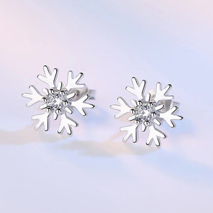 Orecchini a Perno a Forma di Fiocco di Neve per Donne, Accessori per Orecchie Freschi per Uso Quotidiano e Stile Festivo - Product Image 2