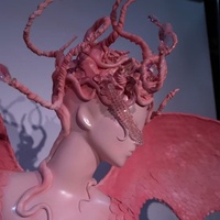 Sculpture d'art extérieure sur mesure en usine, modèle rose grandeur nature avec cheveux serpentins, statue en résine réaliste