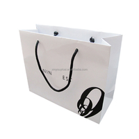 Sac fourre-tout en papier blanc avec logo personnalisé, poignée en corde, sac cadeau imprimé de luxe pour la vente au détail de vêtements, cosmétiques et marchandises