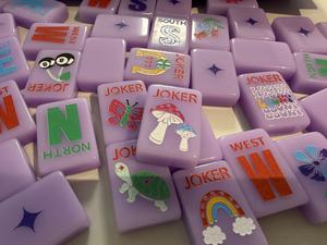 Jeu de Mahjong Américain en Acrylique Lavande Française Lucky Charms pour 4 Joueurs – Tuiles de Mahjong Thème Designer – Vente en Gros Usine – Précommande - Product Image 6