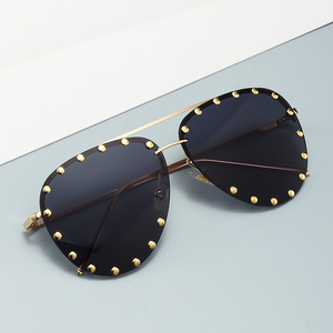 Lunettes de soleil classiques à rivets UV400 pour femmes et hommes - Sac de luxe tendance - Product Image 4