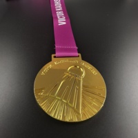 Médaille sportive personnalisée plaquée or en relief 3D, avec motif vague et caractères, idéale pour les marathons scolaires et urbains