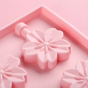แม่พิมพ์ซิลิโคนรูปดอกซากุระน่ารักสำหรับทำขนมเค้ก ลูกอม และฟองดองท์ พร้อมแท่งไม้ สำหรับงาน DIY ทำเองที่บ้าน - Product Image 5
