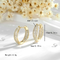 Pendientes de Aro Huggie de Moda con Circonitas Transparentes Chapadas en Oro de 14K, Joyería de Latón al por Mayor