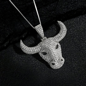 Colgante de Moissanita Único con Corte Brillante y Destellos Radiantes, Diseño Moderno y Elegante, Perfecto para Collares en Capas o de Uso Individual - Product Image 6