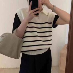 Pull sans manches et débardeur décontracté minimaliste pour femme, gilet tricoté rayé rétro à col zippé pour femme - Product Image 5