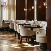 Meubles de salle à manger de café Cabine de canapé en cuir beige, table de restaurant ronde en bois foncé et ensemble de chaises beiges assorties pour café