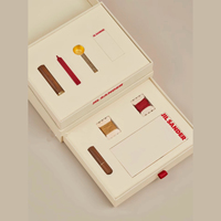Boîte cadeau en papier ondulé rigide double couche de luxe écologique personnalisée avec doublure en éponge, fermeture magnétique, laminage mat et poignée