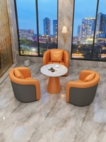 Fauteuils en cuir de style luxueux pour la réception de l'hôtel, tables et chaises de salle à manger, mobilier commercial.