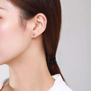 Versión personalizable en cobre. Clásicos y sencillos pendientes de mariposa lisos de plata de ley S925. Regalo del Día de San Valentín para mujeres. - Product Image 4