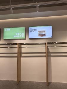 رف عرض ملابس معدني مثبت على الحائط بلون خشبي لمتجر الملابس، أثاث مخصص للمتاجر الراقية - Product Image 5