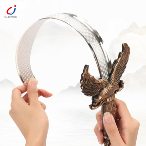 Chengji Kids Juegos de armas de plástico Simulación de vestir Bronce Espada Escudo Medio Bracer Plástico Espadas de juguete baratas para niños - Product Image 2