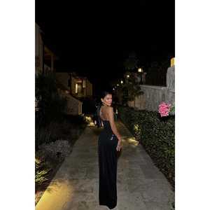 Vestido de Fiesta de Lujo Negro Halina con Abertura Brillante, Silueta de Cintura Imperio, Lentejuelas, Perlas, Flores y Plumas, Largo hasta el Suelo - Product Image 1