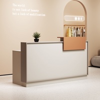 Comptoir de caisse moderne en terre cuite blanc cassé avec plateau surélevé en forme de L pour boutique et présentation en magasin
