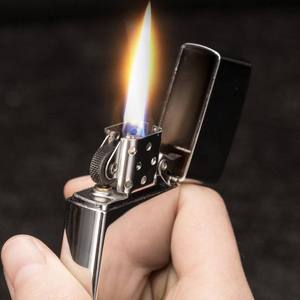 Ensemble <span class=keywords><strong>de</strong></span> cigarettes en acier inoxydable avec logo personnalisé, gravure au laser, design classique pour les voyages, <span class=keywords><strong>briquet</strong></span> à huile coupe-vent - Product Image 3