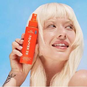 Spray <span class=keywords><strong>Facial</strong></span> Hidratante SOS Daily Rescue de Tower 28, Ácido Hipocloroso, Calmante para el Enrojecimiento, Reparador de la Barrera Cutánea - Product Image 6